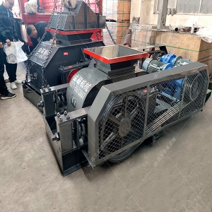 兩臺小型對輥破碎機發(fā)貨圖片_發(fā)往廣東廣西_破碎石英砂