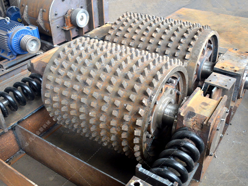 雙齒輥破碎機(jī)性能特點(diǎn)有哪些？是怎么破碎物料的？