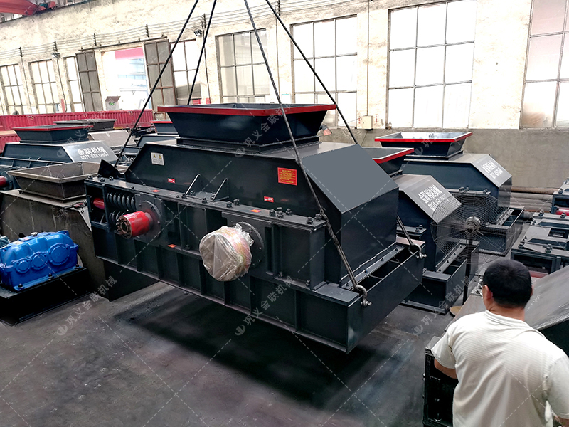 2PGY1200x800型半自動液壓對輥制砂機發(fā)貨圖片