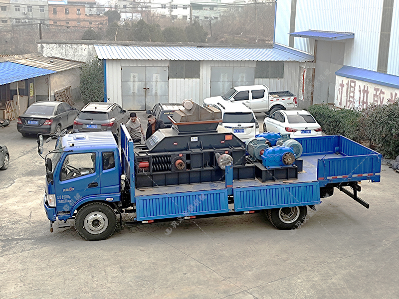 2PG1208大型對輥破碎機發(fā)貨 破碎瓜子石 2PG1208大型對輥破碎機發(fā)貨 破碎瓜子石