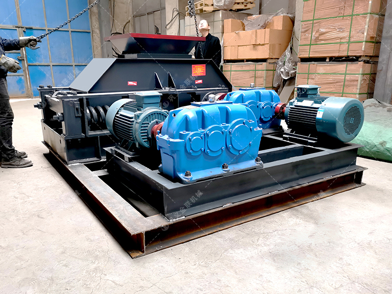 中型半自動液壓對輥破碎機設(shè)備發(fā)貨 發(fā)往河南 中型半自動液壓對輥破碎機設(shè)備發(fā)貨 發(fā)往河南