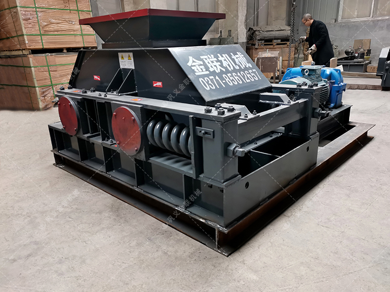 中型半自動液壓對輥破碎機設(shè)備發(fā)貨 發(fā)往河南 中型半自動液壓對輥破碎機設(shè)備發(fā)貨 發(fā)往河南