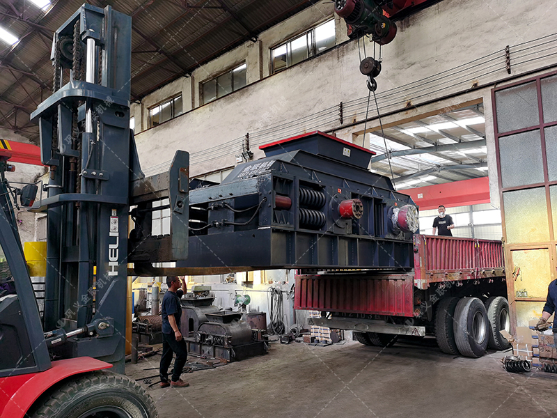 1500x1000型對輥制砂機(jī) 大型制砂機(jī)發(fā)往內(nèi)蒙古 1500x1000型對輥制砂機(jī) 大型制砂機(jī)發(fā)往內(nèi)蒙古