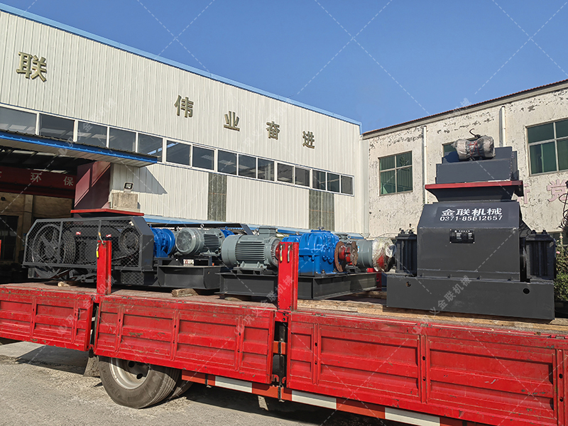 兩臺(tái)小型對(duì)輥制砂機(jī) 610x400組合對(duì)輥發(fā)往上海 兩臺(tái)小型對(duì)輥制砂機(jī) 610x400組合對(duì)輥發(fā)往上海