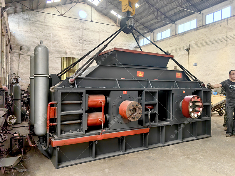 第二臺(tái)2PG1500x1000大型液壓對(duì)輥破碎機(jī)發(fā)貨 發(fā)往廣東