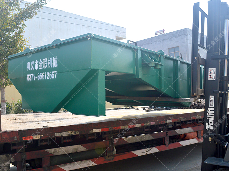 兩臺(tái)小型對(duì)輥破碎機(jī)和直線篩發(fā)貨圖片_發(fā)往江蘇南通_處理硅石 兩臺(tái)小型對(duì)輥破碎機(jī)和直線篩發(fā)貨圖片_發(fā)往江蘇南通_處理硅石