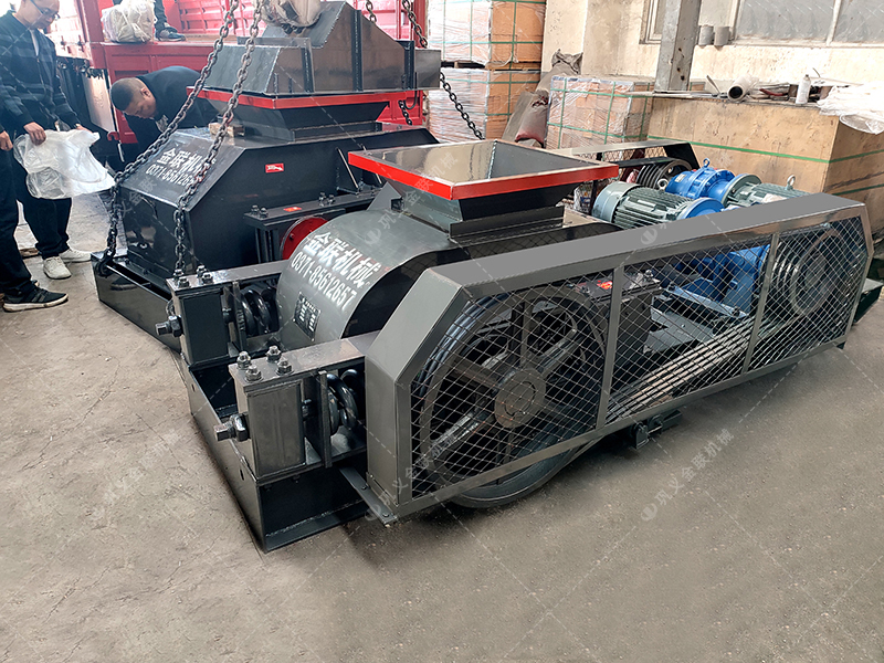 兩臺小型對輥破碎機發(fā)貨圖片_發(fā)往廣東廣西_破碎石英砂