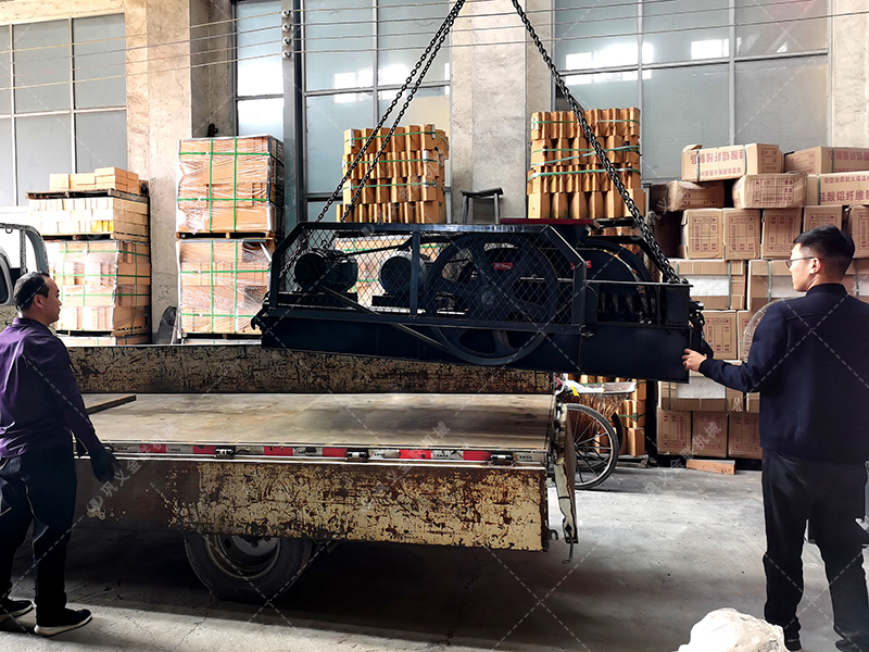 2PG400X250對(duì)輥破碎機(jī)發(fā)貨圖片_發(fā)往湖南長沙_破碎焦沫