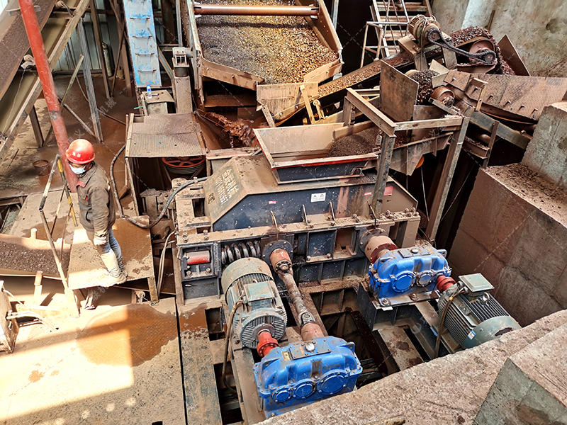 對(duì)輥制砂機(jī)從破碎到成品砂的生產(chǎn)過(guò)程是什么樣的？