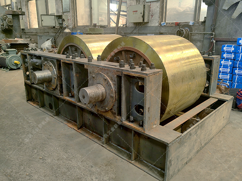 重型液壓對輥制砂機穩(wěn)定輸出，為大型工程保駕護航